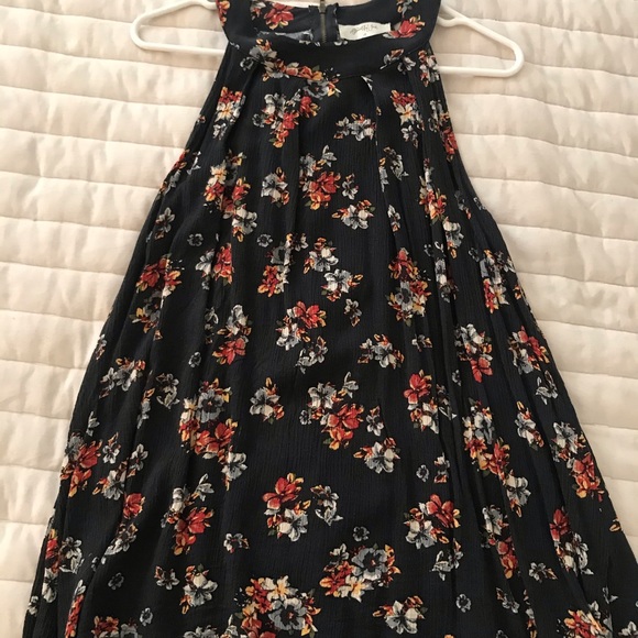 Flowy Floral Spring Sleeveless Blouse - Picture 2 of 2